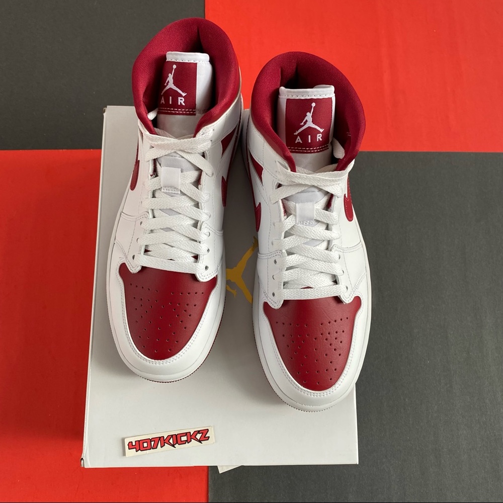 Women’s Air Jordan 1 Red Toe ❤️👟 - Picture 7 of 10